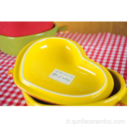 Casseruola in ceramica a forma di cuore con coperchio e maniglia